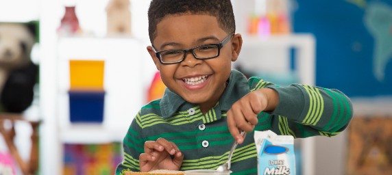 child eating lunch